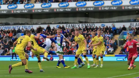 Ben Brereton apeló a su flexibilidad y con particular pirueta anotó por el Blackburn Rovers en una nueva jornada de la Championship inglesa
