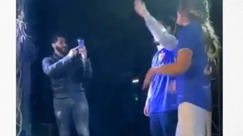 Johnny Herrera se luce como invitado sorpresa a matrimonio azul y todos juntos cantan el himno de la Universidad de Chile
