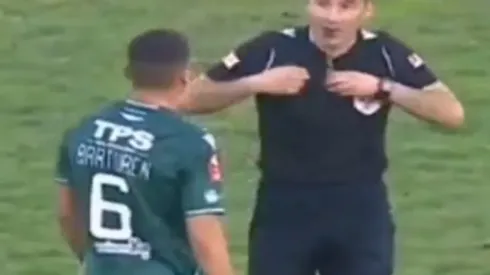 ¡Solo pasa en Chilito! Árbitro Matías Quila amonesta a jugador y se da cuenta que no tenía tarjeta
