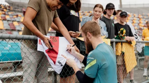 Andrew Redmayne le tocó la oreja a un hincha de Perú con un singular mensaje en su camiseta, tras ser el héroe del repechaje ante los incaicos.
