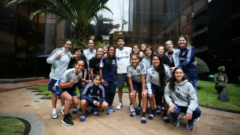 Sebastián Yatra se pone la camiseta de la U para alentar a Las Leonas de cara al partido ante América de Cali
