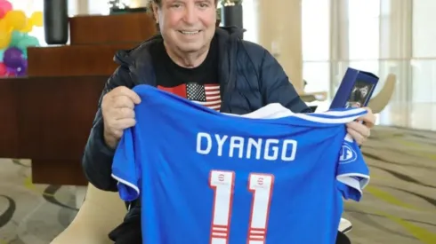 Dyango recibe camiseta de la Universidad de Chile aprovechando su presencia en el país
