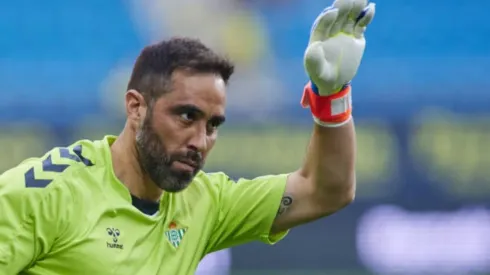 Claudio Bravo afina los guantes y se confirma como titular en el arco del Betis para el clásico ante Sevilla
