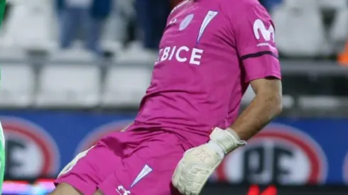 El portero de la UC dejaría el club y en Chile varios equipos se relamen para poder sumarlo en sus filas
