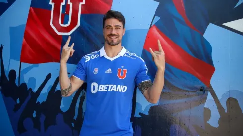 Juan Pablo Gómez ya posa con la camiseta de la U y asume el desafío: "Espero ser un aporte"
