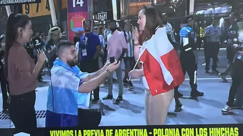 Hincha argentino le pide matrimonio a su novia polaca en las afueras del estadio previo al partido
