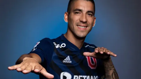 ¿Cómo le queda? Leandro Fernández se pone la camiseta de Universidad de Chile
