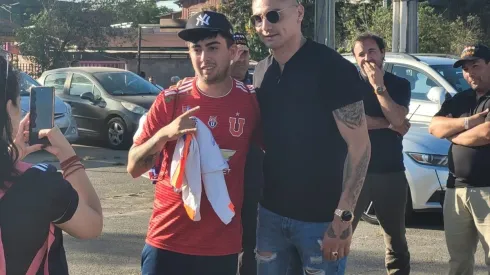Cristóbal Campos es el rockstar de la U y reparte cariño a los fanáticos azules en La Pintana
