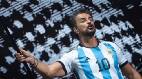 Un ferviente Ricardo Arjona celebra a rabiar el título mundial que consigue la selección argentina
