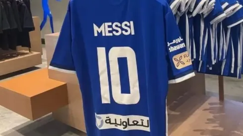 ¿Messi a Arabia? La particular camiseta de equipo rival de Cristiano Ronaldo que se vende con nombre del argentino
