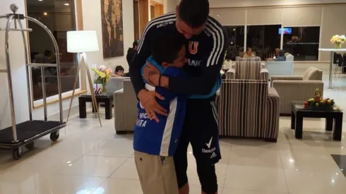 Cristóbal Campos cumple sueño de pequeño admirador y lo invita a jugar PlayStation en el hotel