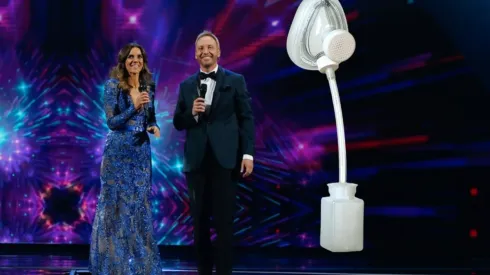 Animadores del Festival de Viña del Mar se preparan con aparato que hidrata las cuerdas vocales