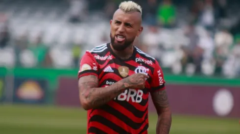 Arturo Vidal sale a ofrecer disculpas luego de incidente en la banca del Flamengo
