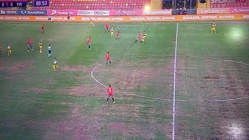 ¿Cancha? del Estadio Santa Laura no mejora y vuelve a entregar un pobre espectáculo en duelo entre Unión Española y Everton