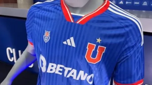 Héroe azul está atento a la presentación y exige la nueva camiseta de la Universidad de Chile
