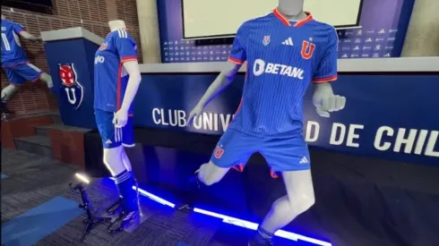 ¿Cuál fue el resultado de Universidad de Chile cuando estrenó una nueva camiseta?
