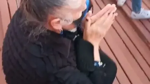 ¡Abuelita bullanguera! Señora de 85 años se roba las miradas alentando a la U en el Estadio Santa Laura