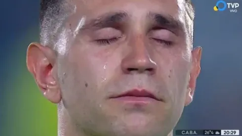 El show del arquero campeón del mundo: Dibu Martínez llora durante el himno y repite el gesto de la final