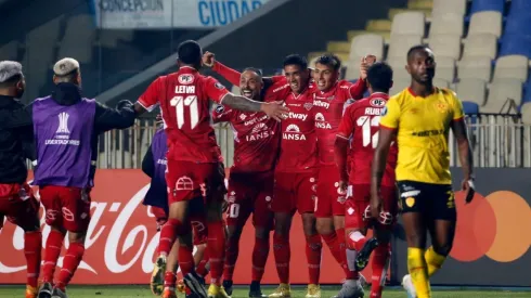 Ñublense celebra a lo grande ante el Aucas su primer partido internacional
