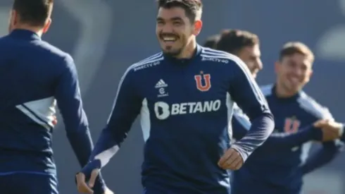 Sonrisa de Luis Casanova saca aplausos entre los hinchas de Universidad de Chile