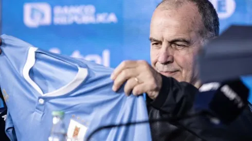 Bielsa es presentado como técnico de Uruguay.
