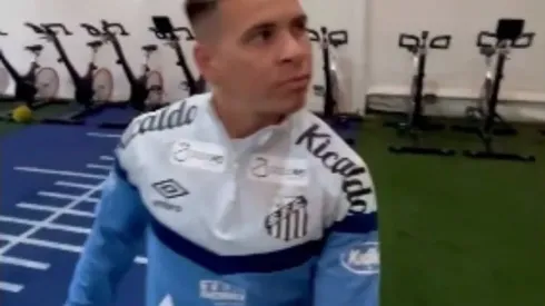 Soteldo se luce a lo estrella de la NBA en el Centro Deportivo Azul. 
