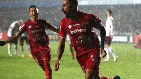 Futbol, Nublense vs Flamengo.<br />
Grupo A, copa Libertadores 2023.<br />
El jugador de Nublense Jorge Henríquez, centro, celebra su gol contra Flamengo durante el partido de copa Libertadores realizado en el estadio Municipal Alcaldesa Ester Roa Rebolledo en Concepcion, Chile.<br />
24/05/2023<br />
Mauricio Ulloa/Photosport
Football, Nublense vs Flamengo.<br />
A Group, 2023 Libertadores Championship.<br />
Nublense's player Jorge Henríquez, center, celebrates his goal against Flamengo during the Libertadores championship match at the Municipal Alcaldesa Ester Roa Rebolledo in Concepcion, Chile.<br />
24/05/2023<br />
Mauricio Ulloa/Photosport