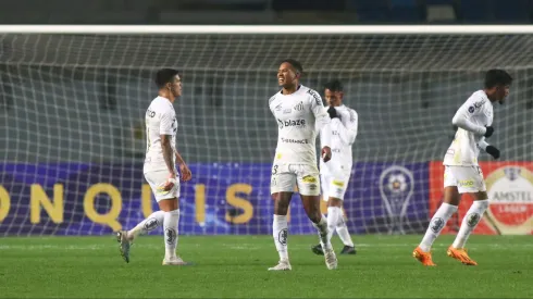 Santos acusa de racismo a los hincha de Audax Italiano. 
