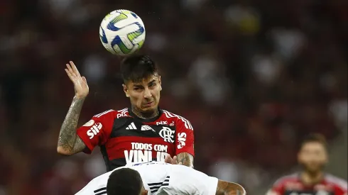 Erick Pulgar sigue sumando loas en Flamengo, mientras que Vidal no aparece en el Brasileirao
