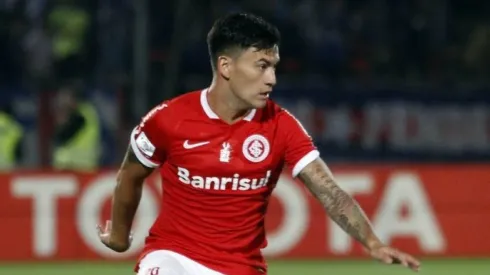 Aránguiz aún no puede debutar con la camiseta de Internacional en Brasil.
