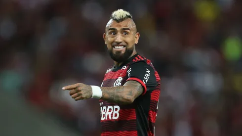 Arturo Vidal se enojó y le respondió a molestoso hincha del Flamengo que lo trató de trolear.
