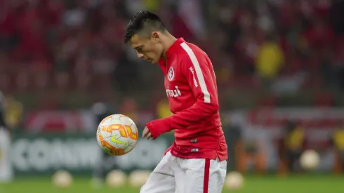 Aránguiz viajó con la delegación de Internacional a Uruguay por Copa Libertadores.
