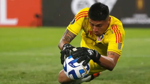 Brayan Cortés vive un calvario en Colo Colo y ahora la vida le sonríe en su retorno a la meta del Cacique en la Libertadores
