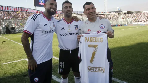 Gary Medel estuvo en el estadio Monumental en la despedida de Esteban Paredes.
