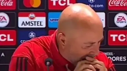Jorge Sampaoli batalló en conferencia de prensa con una botella.

