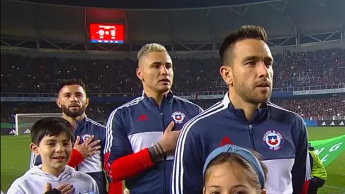 Matías Zaldivia cantó con emoción junto a sus compañeros el himno nacional de Chile en su estreno en la Roja 
