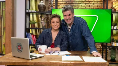 Claudia Conserva junto a Juan Carlos Valdivia en el primer episodio de Claudia Conversa, en TV+.
