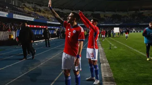 Mauricio Pinilla le da like a Matías Zaldivia en Eliminatorias (Foto: Carlos Parra, La Roja)
