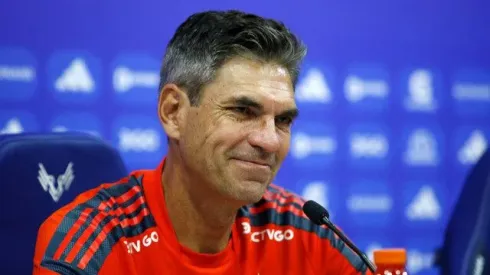 Ex mediocampista se cuadra con Pellegrino.
