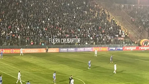 Hinchas de la Universidad de Chile se manifiestan en sector Andes de Santa Laura (Foto: Bolavip)
