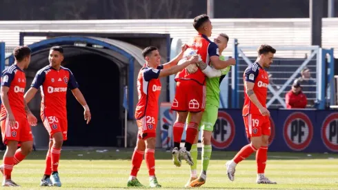 Los hinchas de la U tienen la fiesta desatada en Talcahuano
