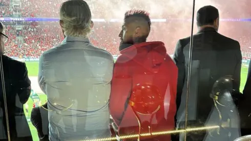 Arturo Vidal estuvo mirando el compromiso del Atheltico Paranaense ante el Flamengo por la Copa de Brasil (Foto: monivilela, Twitter)
