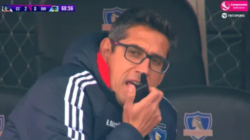 Ruben Bascuñán fue sorprendido en la banca de Colo Colo hablando por radio. ¿Habrá sido con Quinteros?