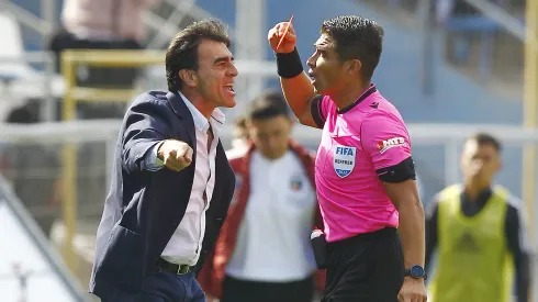 Un histórico relator de Colo Colo se aburre de la conducta de Gustavo Quinteros en el Cacique
