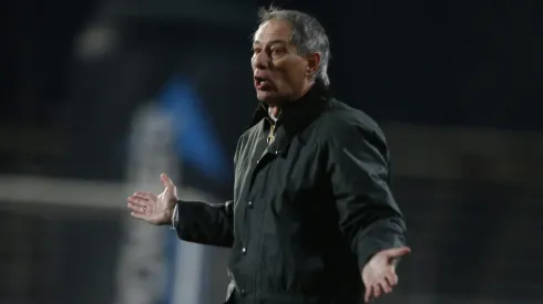 Ariel Holan deja la banca de la Universidad Católica
