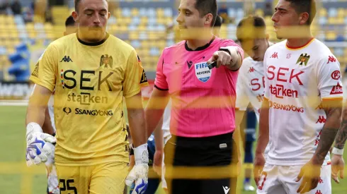 Cristián Garay validó una ejecución con doble toque en penal a favor de Everton ante Unión Española (Foto: Photosport)
