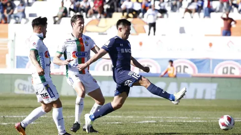Alexander Aravena anota con la camiseta de la Universidad Católica 
