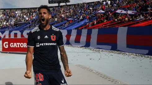 Joaquín Larrivey no se olvida de su amor por Universidad de Chile.
