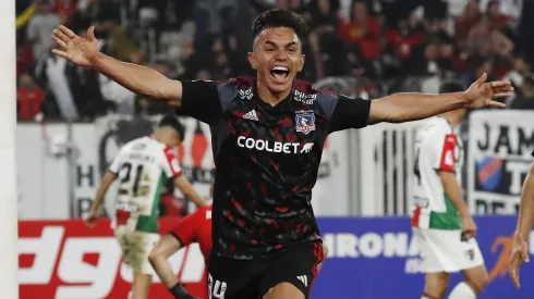 Vicente Pizarro celebró su primer gol como profesional en Colo Colo. 
