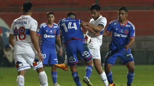 Universidad Católica y Universidad de Chile fueron a buscar al mismo jugador y finalmente su destino está fuera del fútbol chileno 
